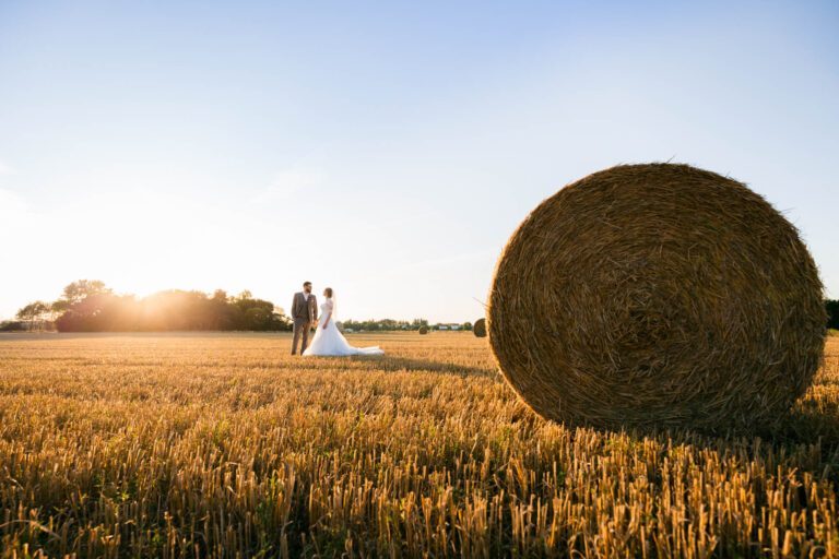 After Wedding Shooting mit dem Brautpaar nach der Hochzeit auf einem Feld mit Heuballen in Rödermark Ober Roden.