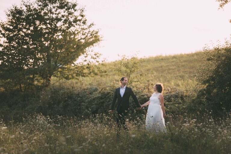 Paarfotos nach der Hochzeit in einer entspannten Atmosphäre in der Natur.