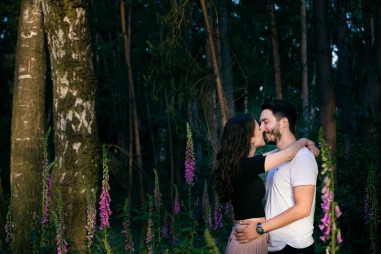 Engagement Shooting in der Abendsonne, Braut und Bräutigam küssen sich.