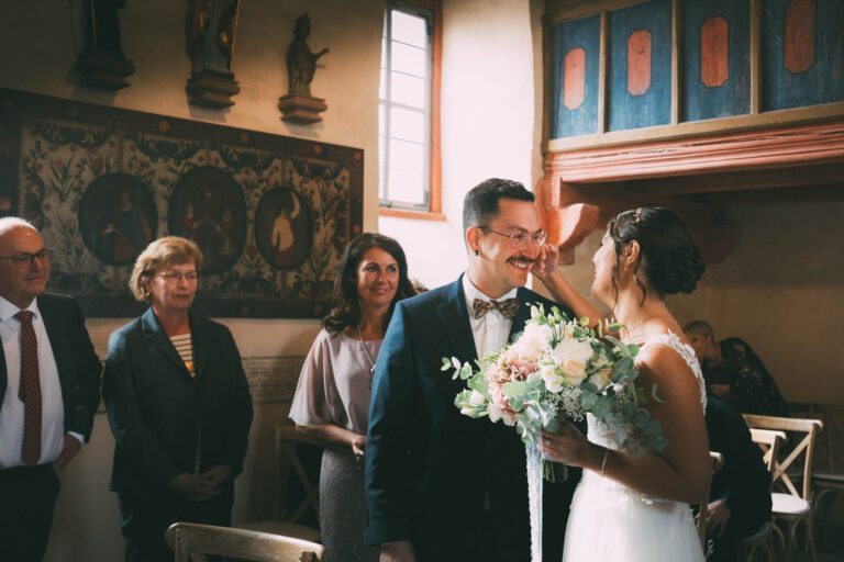 Romantisches Brautpaar in der Valentinuskapelle: Standesamtliche Trauung in Eichenbühl – Eventgalerie Obernburg.