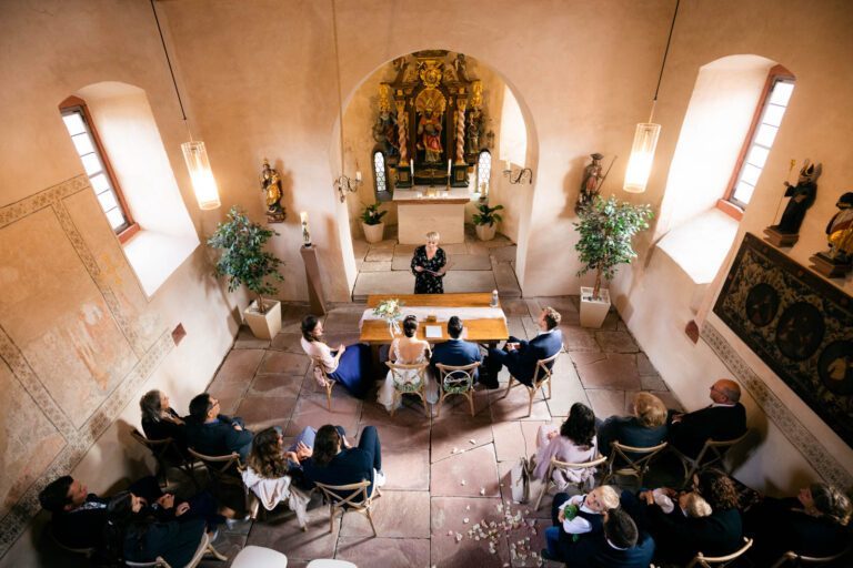 Einzigartige Valentinuskapelle als Hochzeitskulisse: Standesamtliche Trauung für Events in der Galerie Obernburg.
