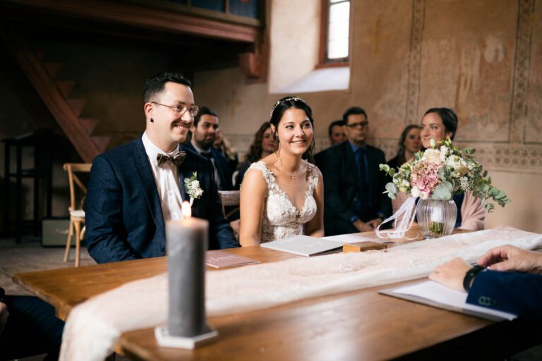 Festlicher Altar für die standesamtliche Trauung: Eventgalerie Obernburg – Die perfekte Hochzeitslocation in Eichenbühl.