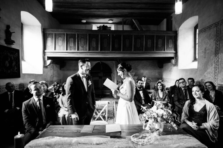 Vertraute Blicke während des Gelübdes: Eventgalerie Obernburg – Standesamtliche Trauung in der Valentinuskapelle Eichenbühl.