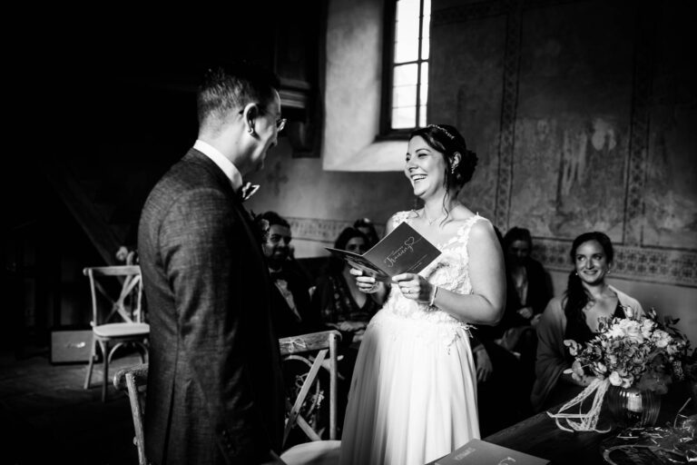 Elegante Braut vor dem historischen Altar: Hochzeit in Eichenbühl – stilvoll und romantisch.