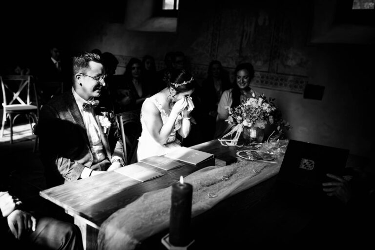 Strahlendes Brautpaar unter dem Kapellendach: Romantische Hochzeit in Eichenbühl mit der Eventgalerie Obernburg.