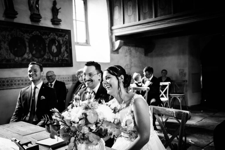 Glückliche Momente vor dem historischen Altar: Standesamtliche Trauung in der Valentinuskapelle Eichenbühl