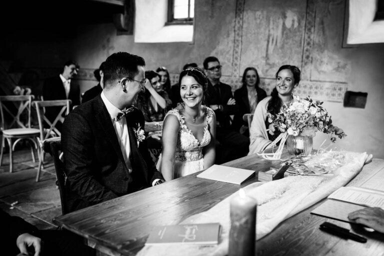 Festlicher Altar im Zentrum des Kapelleninneren: Valentinuskapelle Eichenbühl – Hochzeit mit Eventgalerie Obernburg, ein Fest der Liebe.