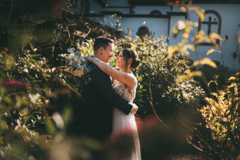Intime Momente nach der Trauung in der Valentinuskapelle Eichenbühl – Hochzeit mit Eventgalerie Obernburg, ein privater Augenblick.
