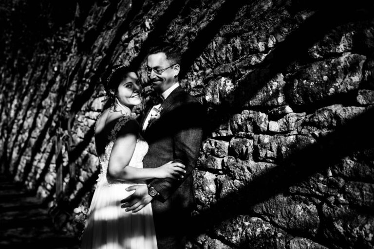 Elegantes Paar in verträumter Umgebung: Eventgalerie Obernburg – der Ort für ein emotionales und stilvolles Paarshooting.