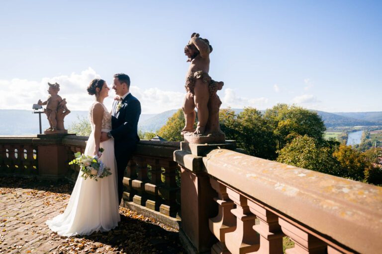 Glückliches Paar im natürlichen Licht: Eventgalerie Obernburg und Eichenbühl als magische Kulisse für das Paarshooting.