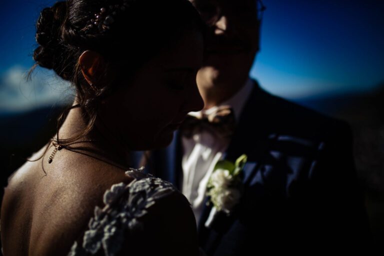 Liebevolles Paar im Fokus der Kamera: Eichenbühl bietet zauberhafte Orte für ein unvergessliches Paarshooting.