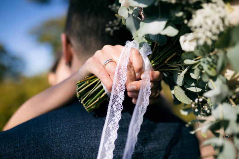 Harmonische Momente eingefangen: Paarshooting vor der Eventgalerie Obernburg inmitten natürlicher Schönheit.