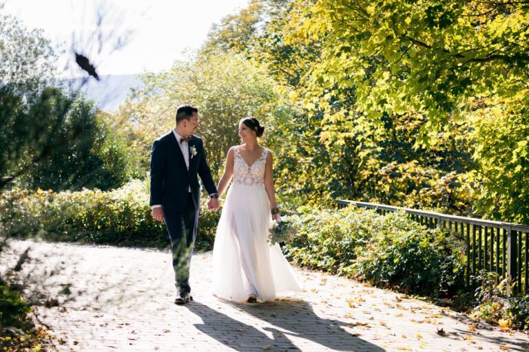 Zärtliche Blicke beim Paarshooting: Obernburg, die ideale Umgebung für verliebte Aufnahmen