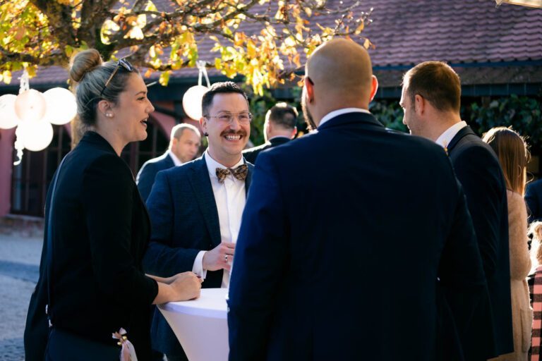 Der Bräutigam redet mit der Hochzeitsgesellschaft