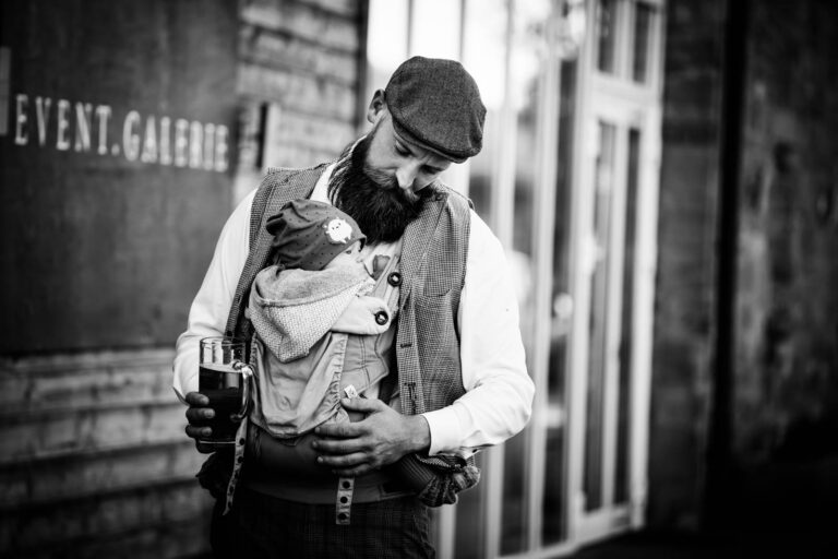 Glückliche Gäste auf der Hochzeit in der Eventgalerie Obernburg