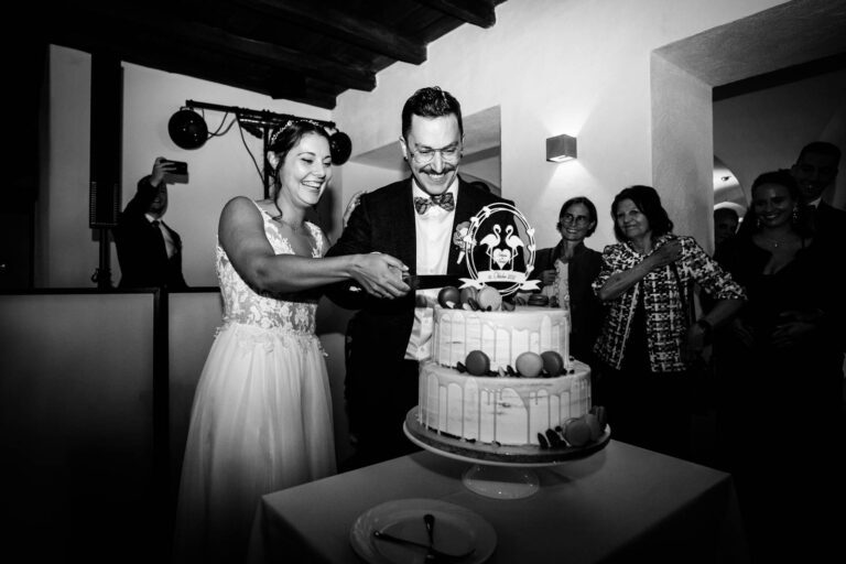 Anschnitt der Hochzeitstorte durch das Brautpaar in der Eventgalerie auf dieser Herbsthochzeit