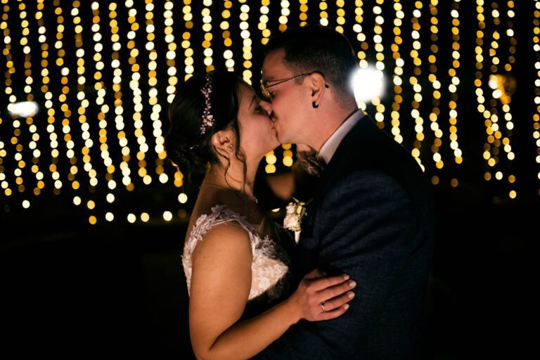 Brautpaarshooting in der Nacht mit Lichterbokeh