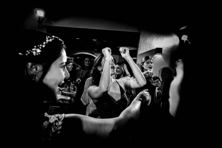 Glanzvolle Hochzeitsparty in Obernburgs Eventgalerie: Strahlende Gesichter und ausgelassene Stimmung.