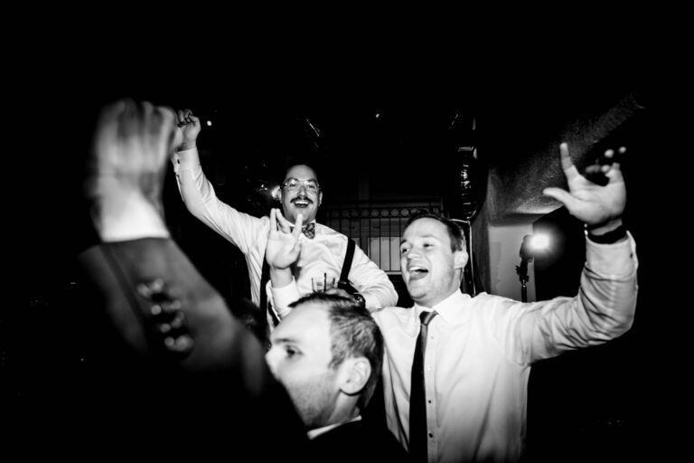 Fröhliche Gäste und mitreißende Musik: Hochzeitsparty in der Eventgalerie Obernburg.