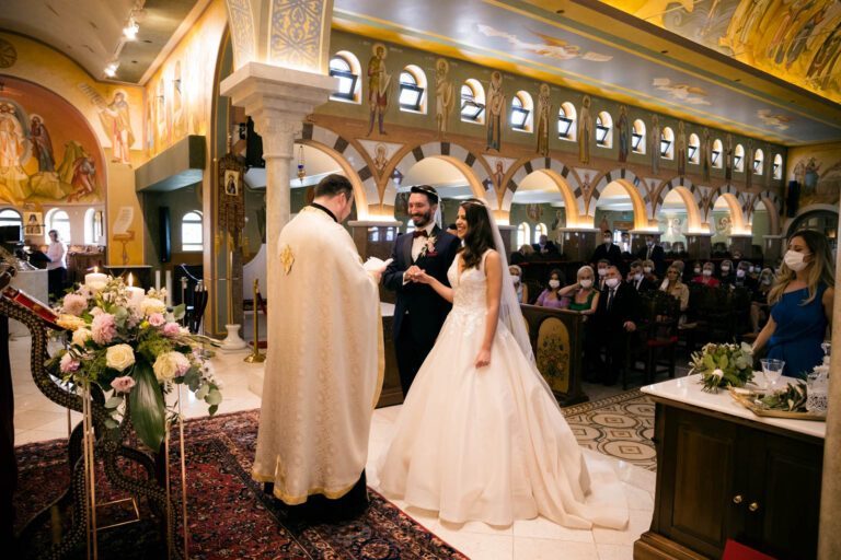 Eheversprechen im warmen Licht der Kirche: Griechische Romantik in Frankfurt.