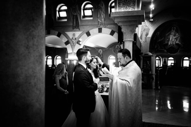 Der Priester segnet das Brautpaar: Griechische Hochzeit in voller Pracht.