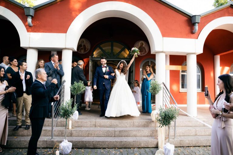 Der Auszug aus der Kirche als frisch vermähltes Paar: Griechischer Hochzeitsjubel in Frankfurt.