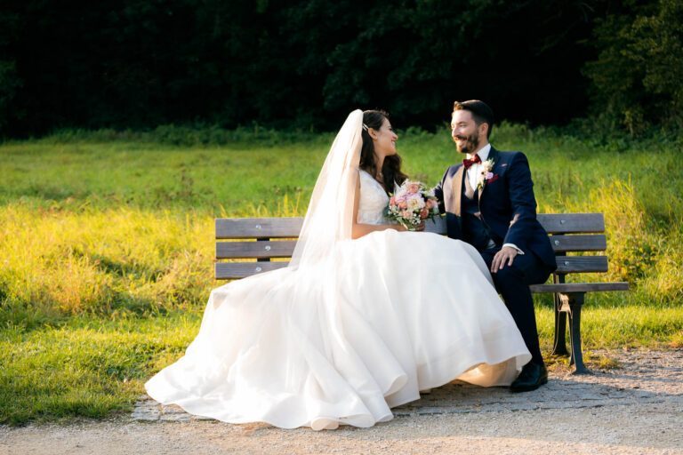 Stilvolle Posen vor den Parkbänken: Griechisches Brautpaar im eleganten Niddapark-Ambiente.