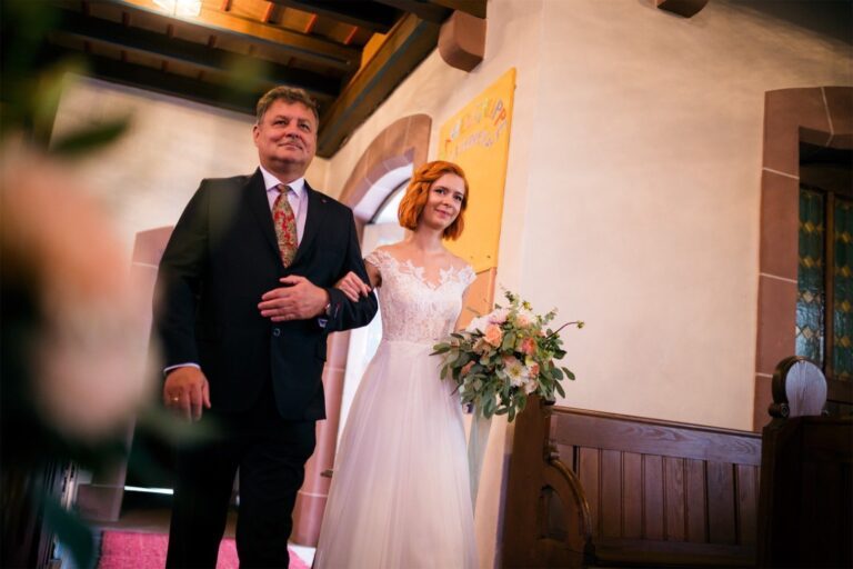 Die Braut wird vom Brautvater in die Kirche vom Altar geführt, wo ihr zukünftiger Ehemann auf sie wartet.