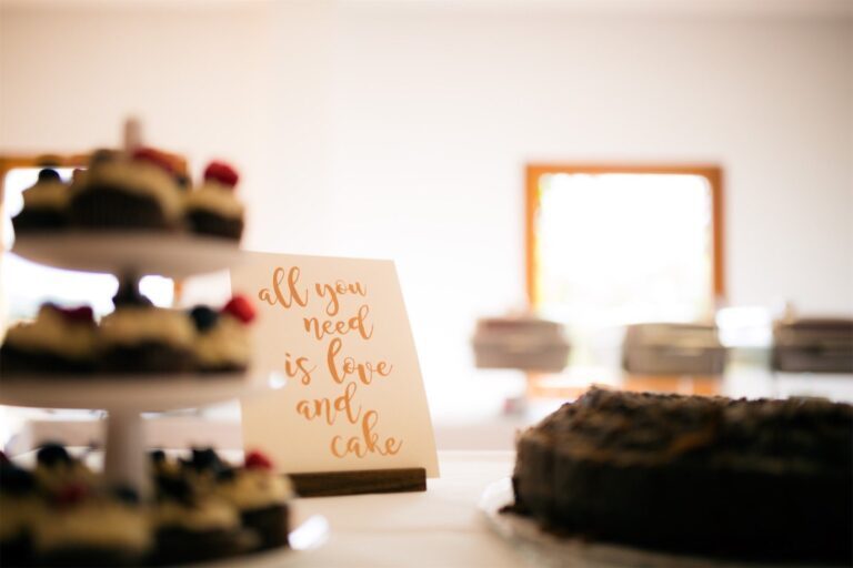 Boho-Flair im Alten Obstkeller: Fotografien, die die entspannte Atmosphäre des Hochzeitssaals einfangen.