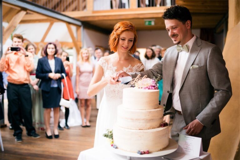 Glückliche Momente beim Feiern und Anstoßen: Dokumentarische Fotografie der freudigen Augenblicke auf der Hochzeitsparty.