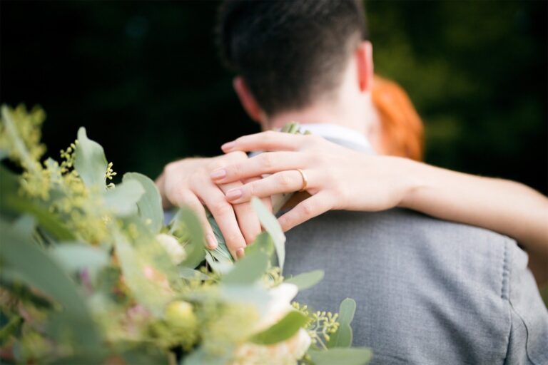 Innige Momente des Brautpaares in Mönchbergs wilden Blumenwiesen: Bilder von der Liebe in einer farbenfrohen Umgebung.