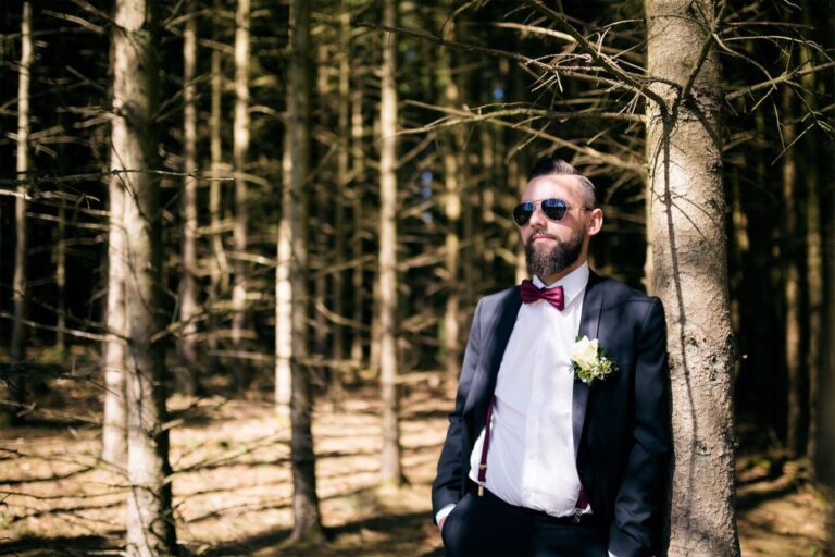 Cooles Bräutigamporträt mit Sonnenbrille im Wald