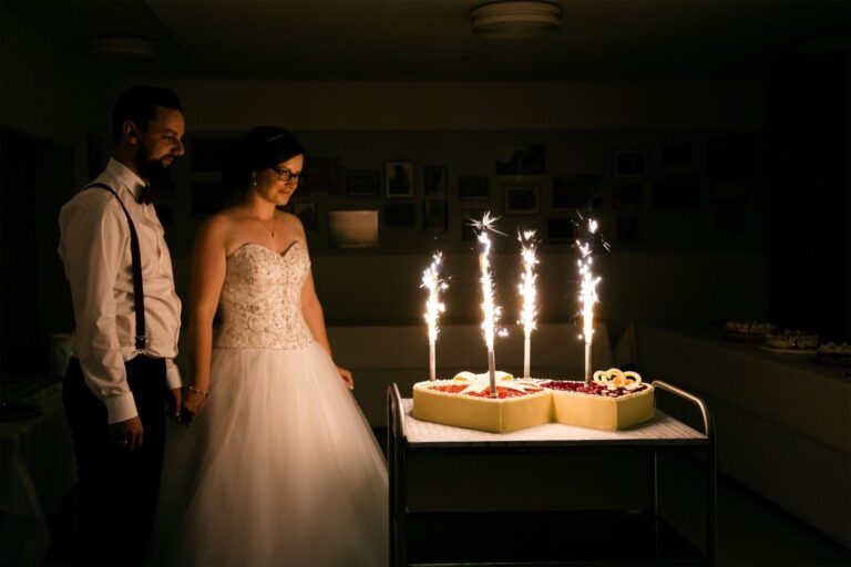 Brautpaar vor dem Anschnitt der Hochzeitstorte im Dorfgemeinschaftshaus