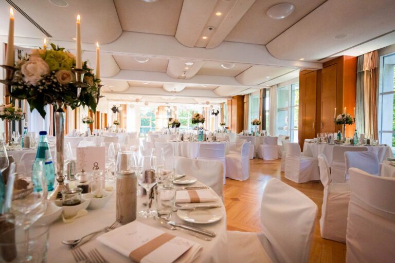 Hochzeitsdekorationen und gedeckte Tische in der Hochzeitslocation Golfhotel Lindenhof