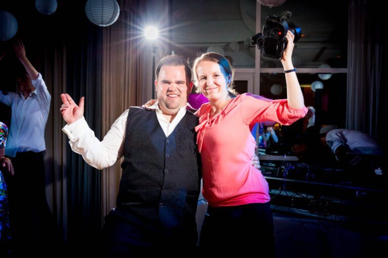 Lachende Gesichter und fröhliche Tänze mit dem Hochzeitsfotografen: Das Golfhotel Lindenhof erlebt eine unvergessliche Hochzeitsfeier.