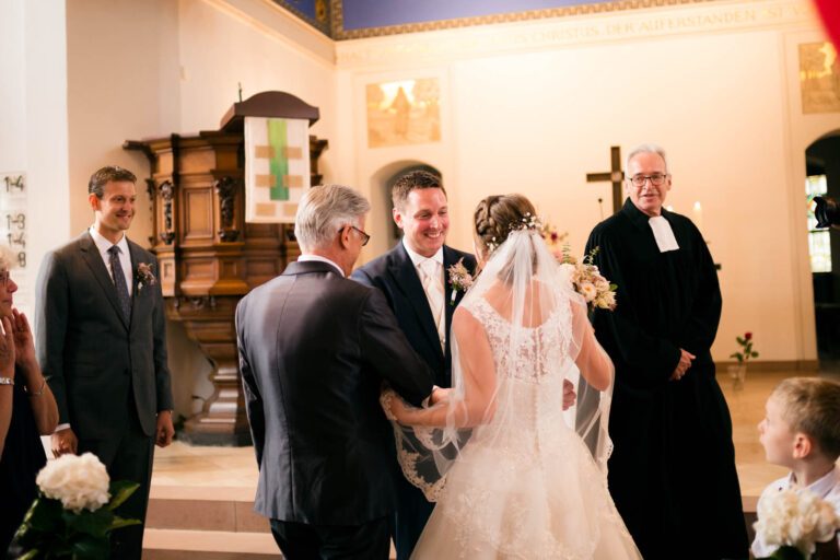 Romantischer Einzug des Brautpaares zur Kirche: Bewegende Momente vor dem Altar.