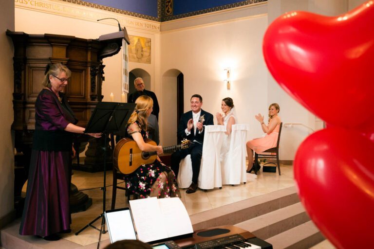 Das Brautpaar applaudiert der Band in der Kirche Bad Homburg