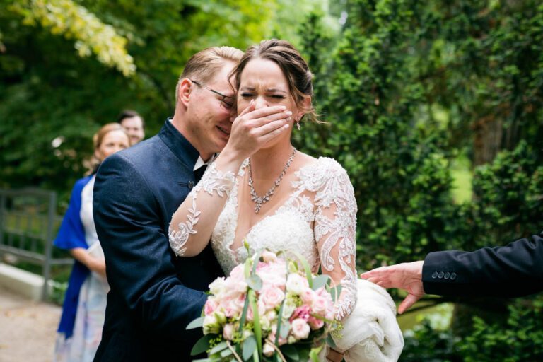 Emotionale Szene vor der Hochzeit im Palmengarten Frankfurt