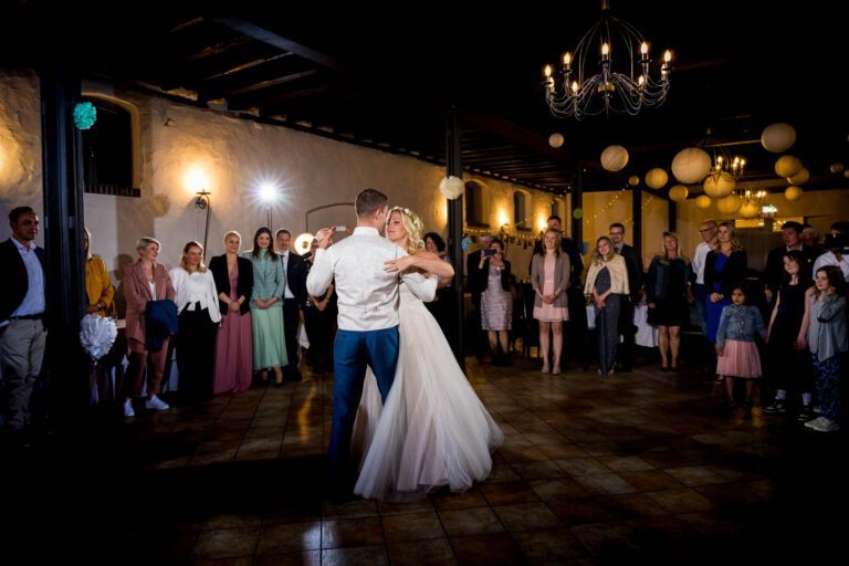 Eleganter Hochzeitstanz in der beeindruckenden Kulisse der Sektkellerei Falkenberg.