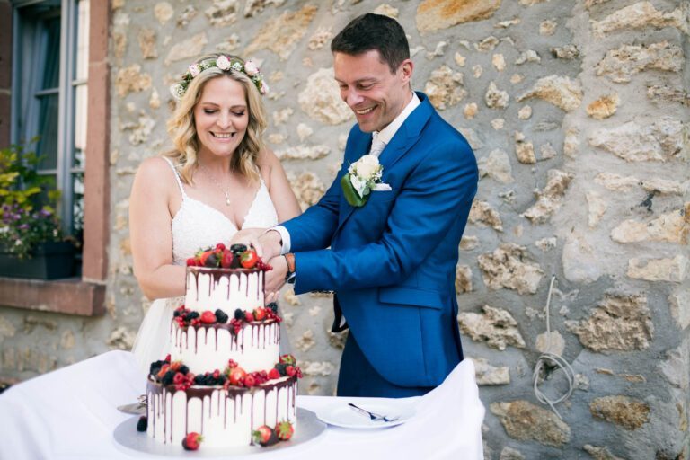 Anschnitt der Hochzeitstorte in der Sektkellerei Falkenberg