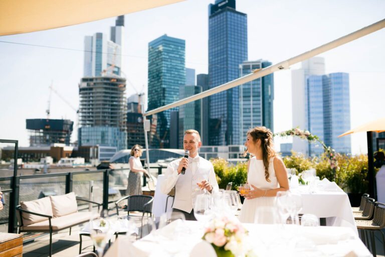 Exklusiver Beginn der Hochzeit im Sofitel Frankfurt – Empfang mit Panoramablick auf der Dachterrasse.