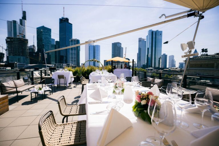 Exklusiver Start mit Skylineblick: Empfang für die Hochzeit im Sofitel Frankfurt.