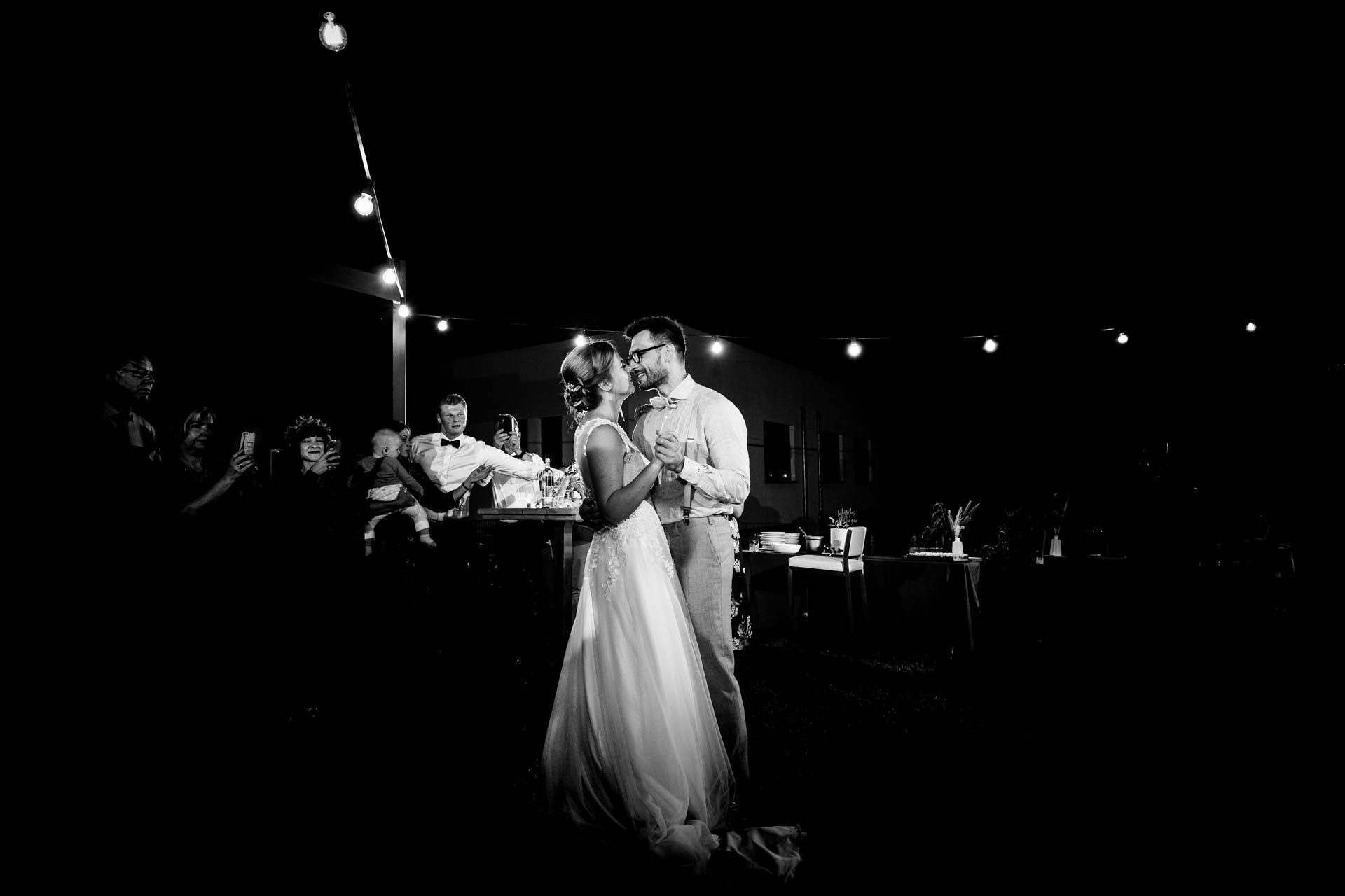 Hochzeitstanz unter funkelndem Sternenhimmel: Romantische Aufnahmen fangen die Eleganz des ersten Tanzes als Ehepaar ein.