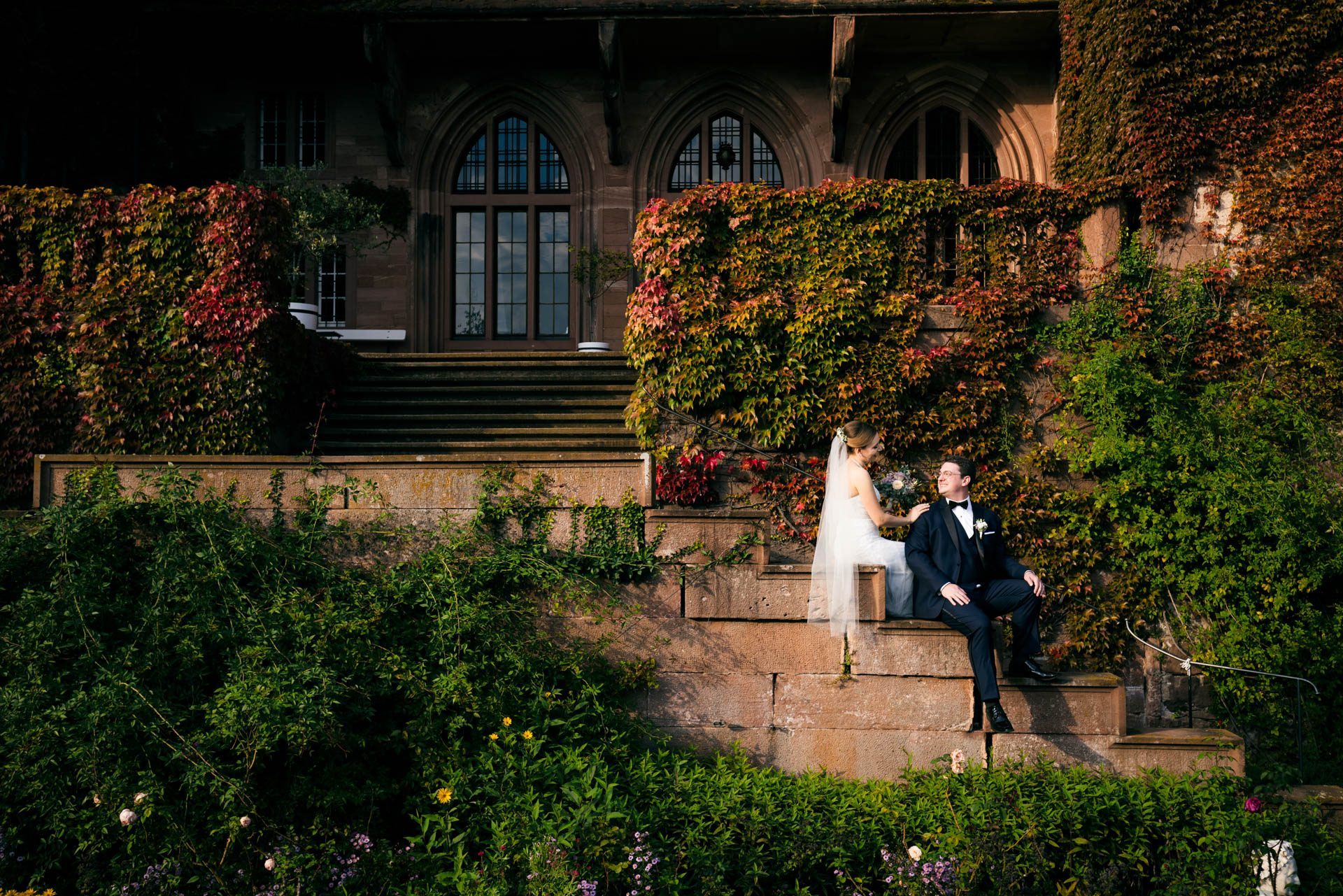 Romantische Momente zu zweit in der Hochzeitslocation: Authentische Aufnahmen, die das Paar in entspannter Zweisamkeit in der Natur zeigen.
