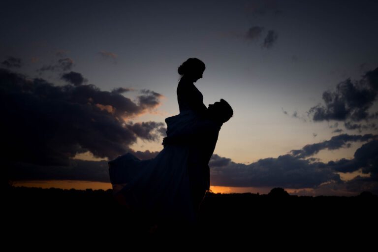 Hochzeitsfotos in der Abendsonne, Silhouette beim Brauttanz