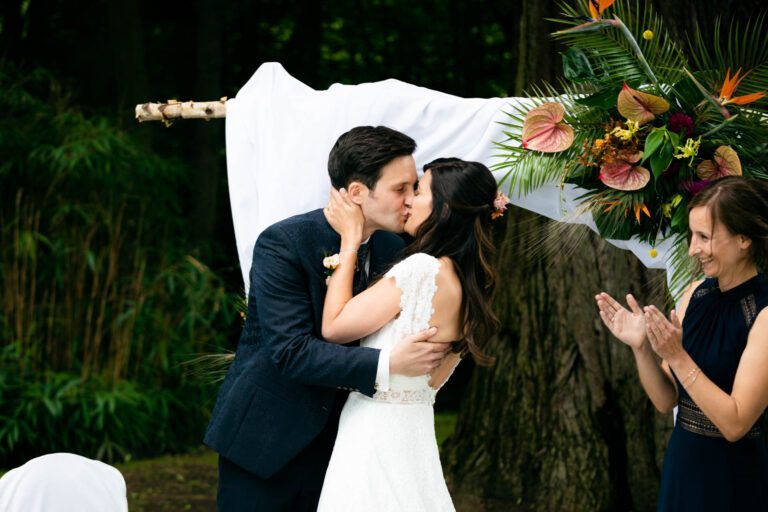 Hochzeitskuss während Freier Trauung auf Burg Schwarzenstein im Rheingau.