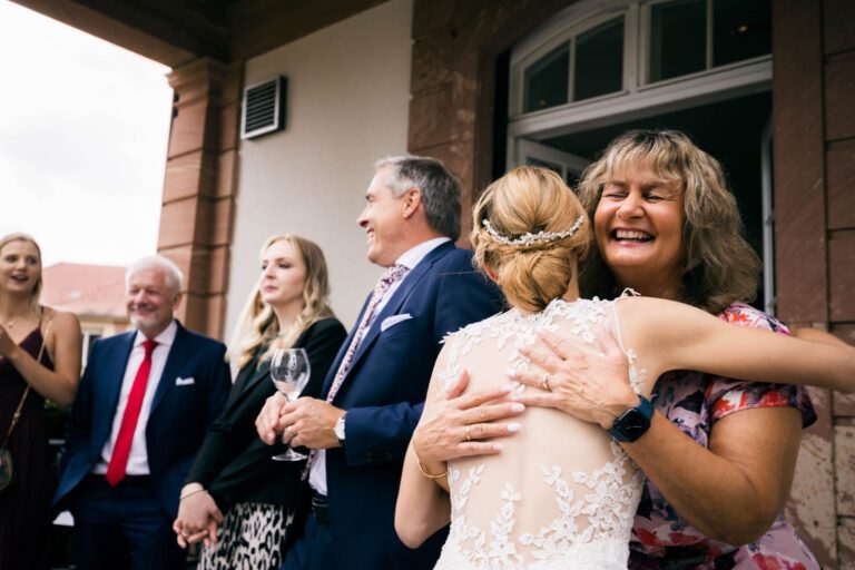 Liebevolle Umarmungen: Familie und Freunde begleiten das Paar nach der standesamtlichen Hochzeit.