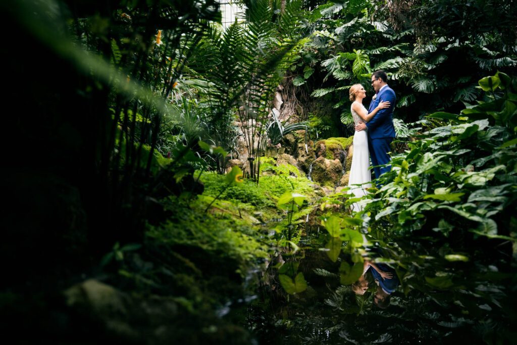 Hochzeitsfotograf in Frankfurt macht Hochzeitsfotos im Palmenhaus.