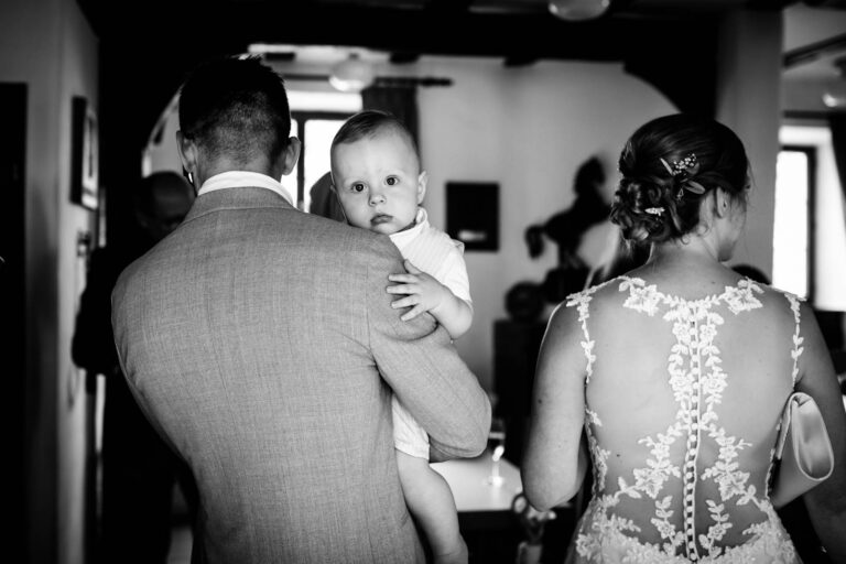 Familienmomente bei der Gartenhochzeit in Roßdorf im Standesamt