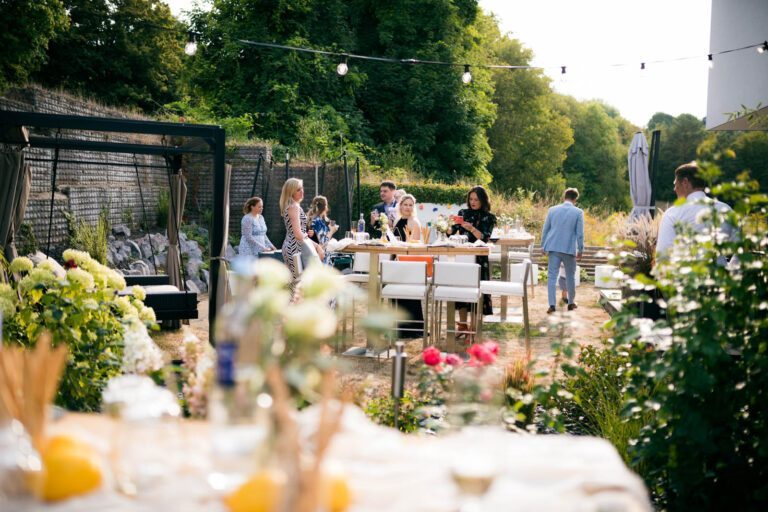 Grüne Oase der Freude: Unsere Gartenhochzeit in Roßdorf startet mit einem Empfang inmitten einer grünen Oase voller Freude.